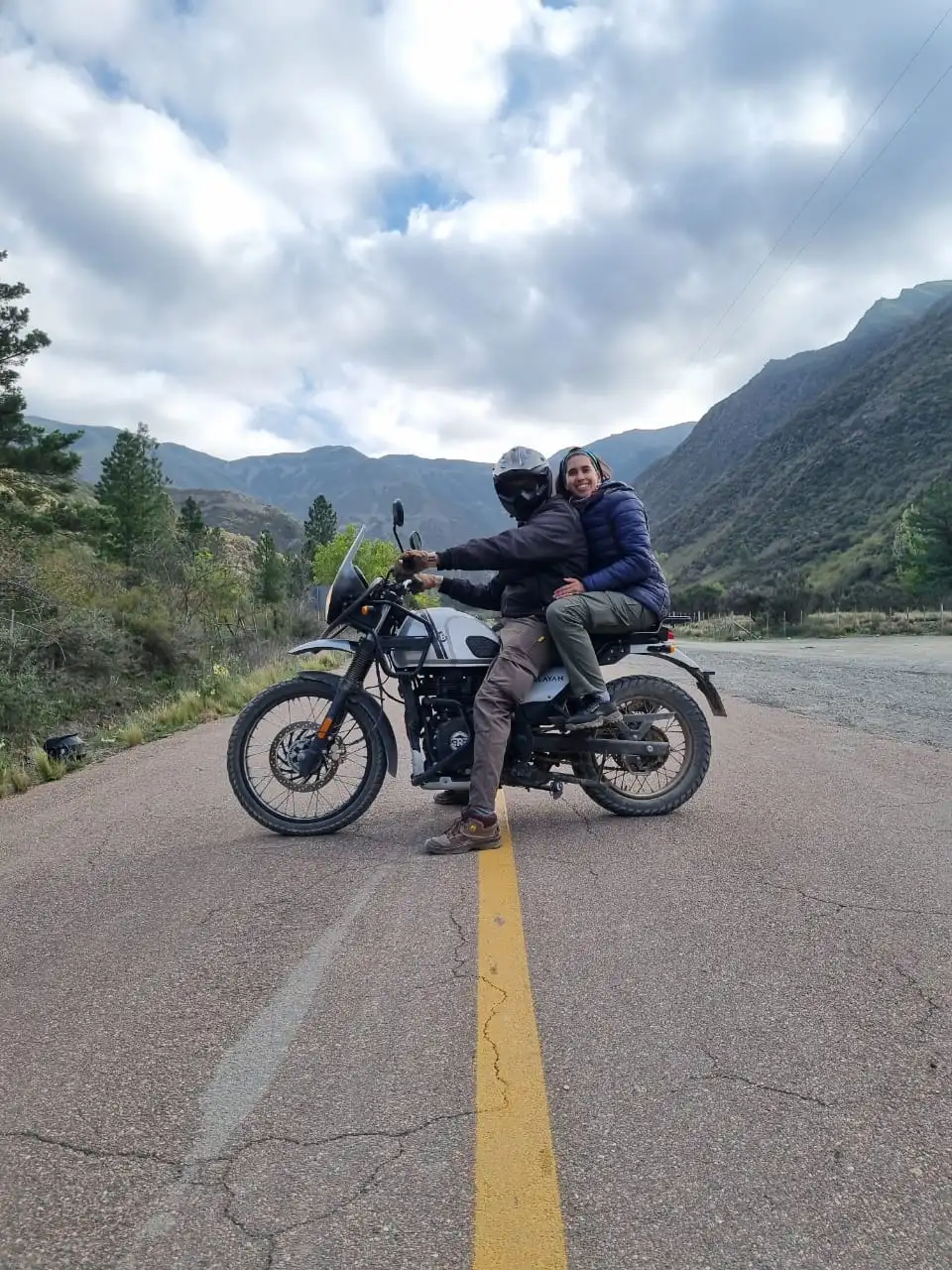 Pareja en moto recorriendo Mendoza