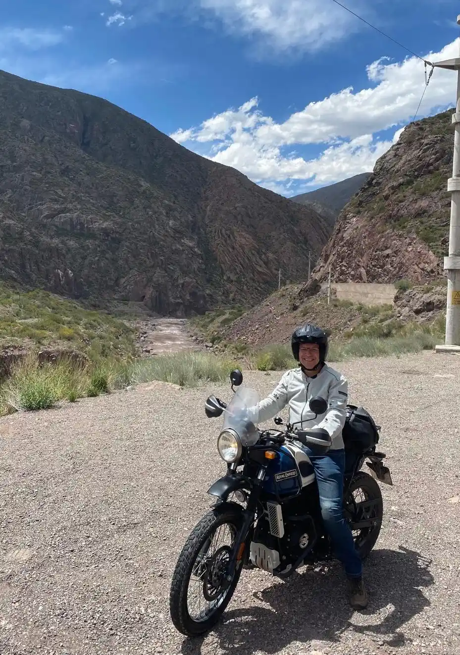 Ruta estrecha y paisaje andino